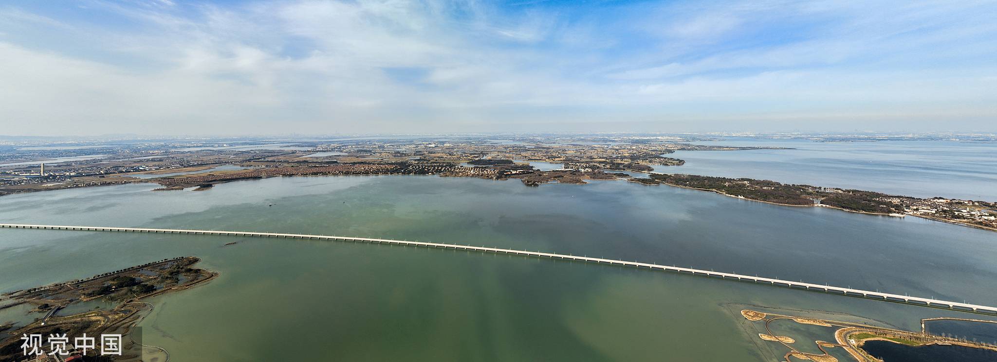 2023年1月25日,元荡湖上的沪苏湖铁路大桥. 视觉中国 资料图