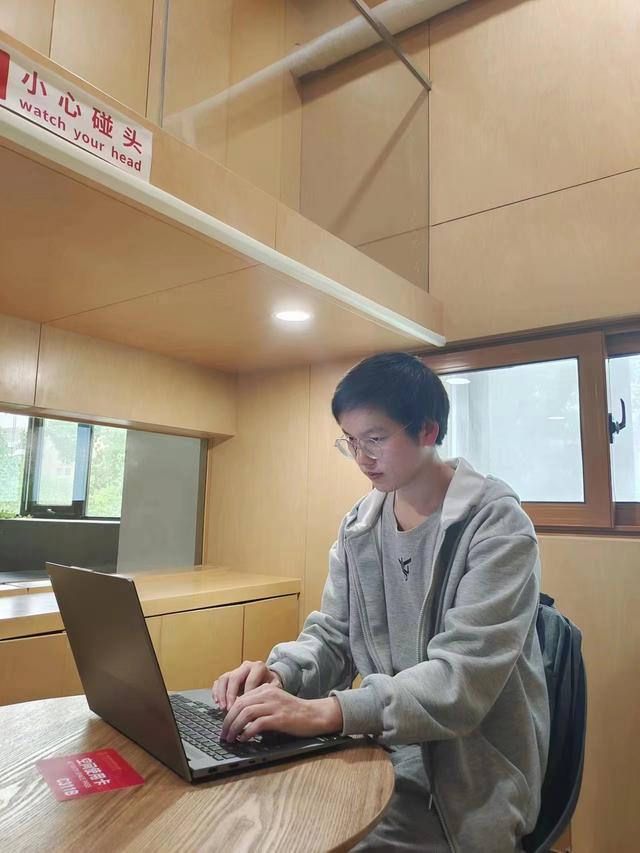 搬砖的清华学生谈“回乡做公务员”：爸爸病世了，母亲还在工作干活，我想去陪伴她(搬砖小伙考上清华)