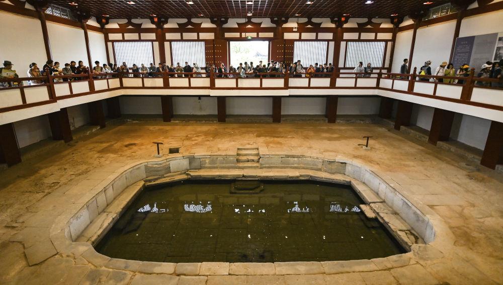 5月5日,游客在西安临潼区华清宫景区莲花汤参观游览.