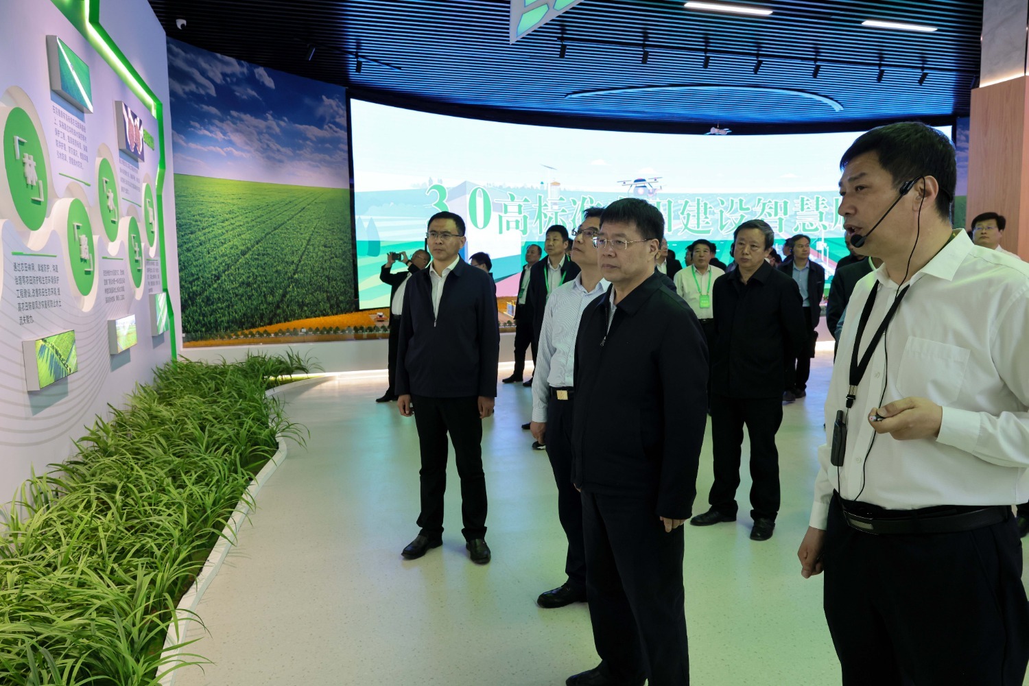 图为与会人员到定兴县智慧农田服务中心进行现场观摩.
