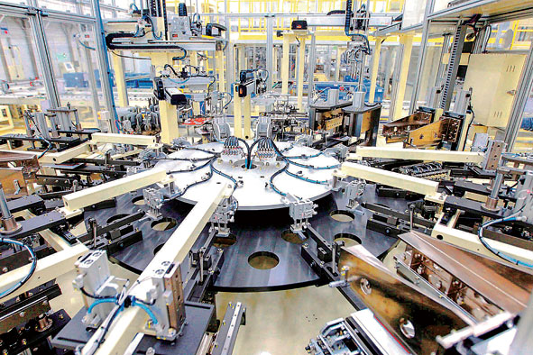 亿纬锂能软包三元电池生产车间,机械臂代替人力高速运转.李松权摄