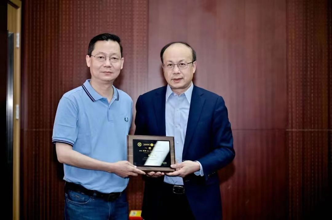 陈志敏理事长为程桦副院长颁发聘书