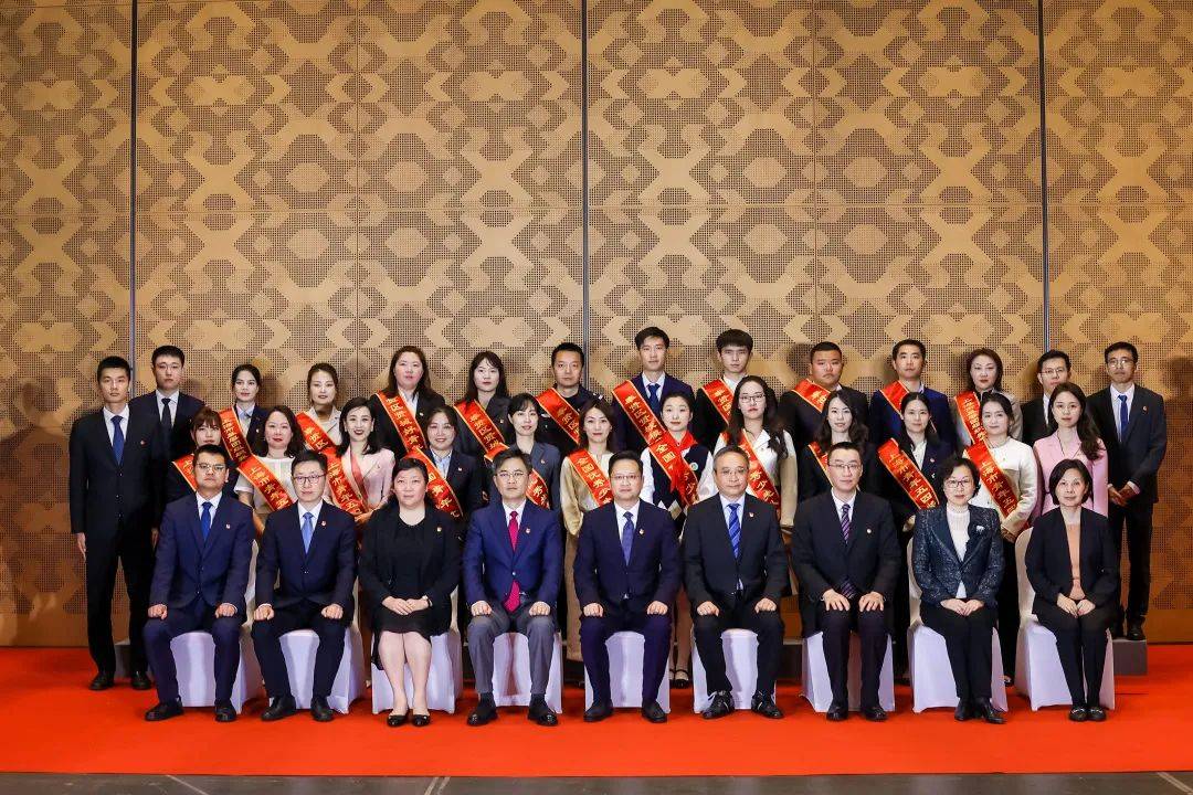 （第3排左起第6位为科丝美诗团支部书记钱晓燕）