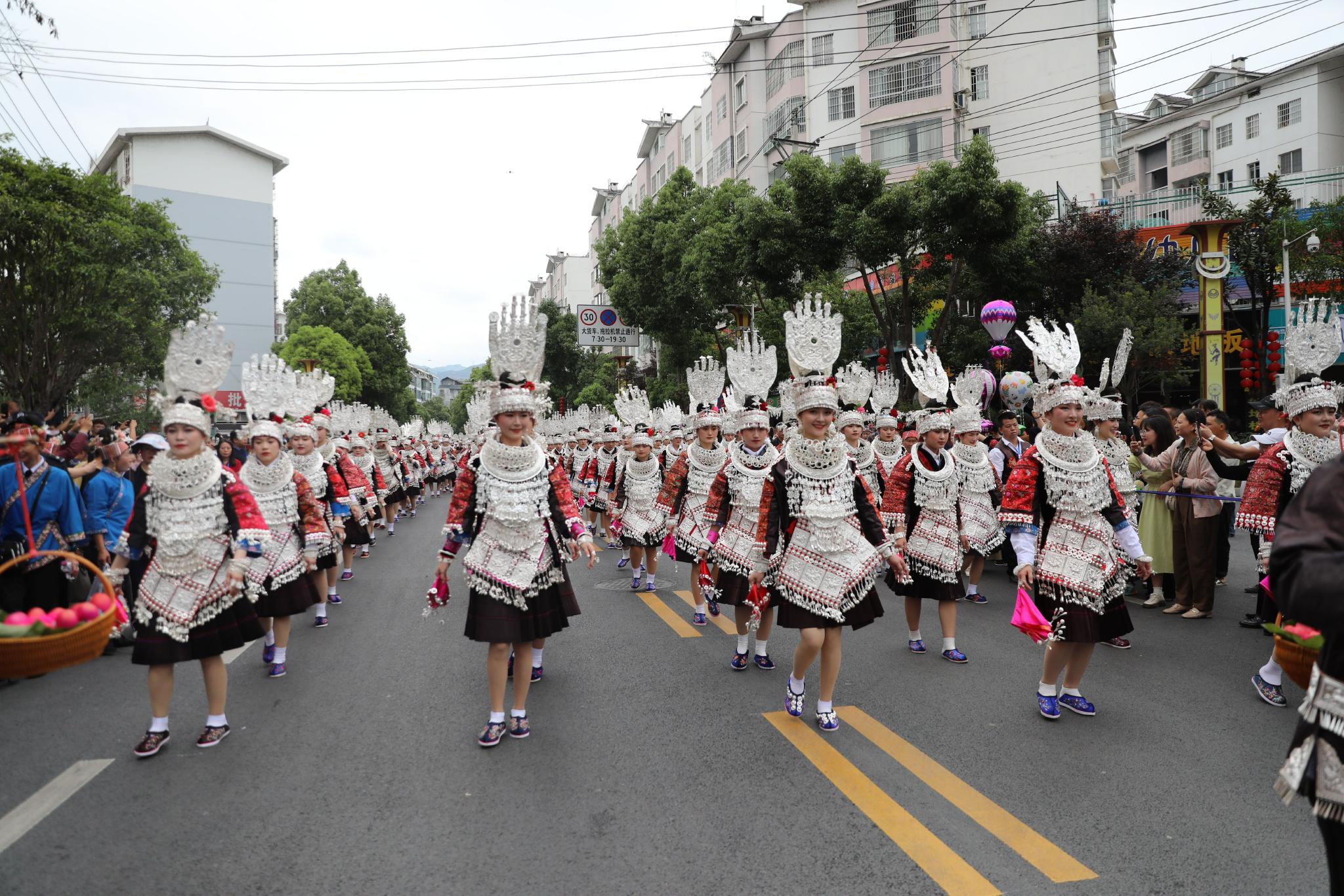 贵州台江以苗族姊妹节为纽带促进各民族交往交流交融|苗族_新浪财经