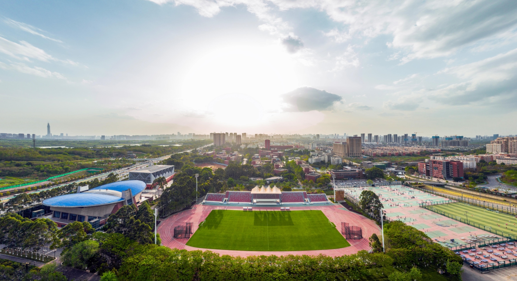 成都大运村,位于成都大学内,整体占地面积约80万平方米,分为运行区