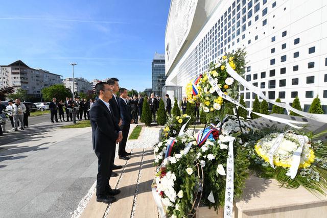 在塞尔维亚贝尔格莱德,中资企业代表在中国驻南斯拉夫联盟大使馆旧址