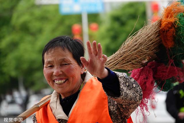 560月60760日,山西运城,新绛县古城绛州站北路,一名环卫工人在