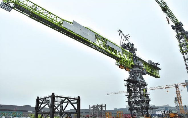 中联建起公司试验场里的大型塔式起重机