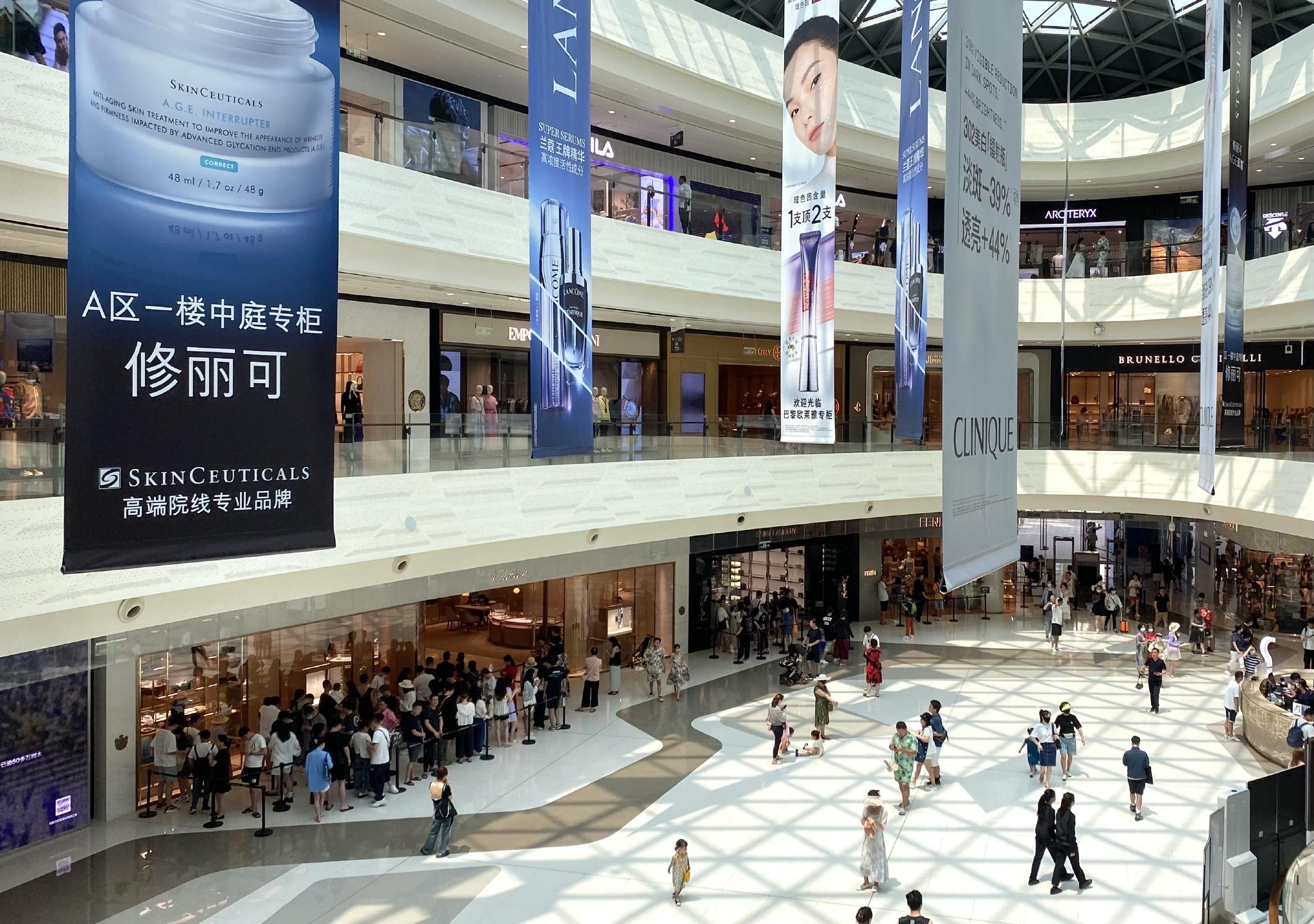 cdf三亚国际免税城，不少消费者在店铺门口排队等待进入。（时代周报 王晨婷/摄）