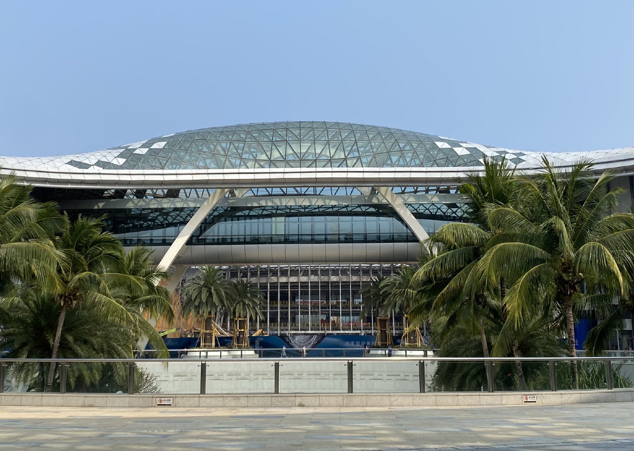 正在建设中的cdf三亚国际免税城三期，预计年底或明年投入运营。（时代周报王晨婷/摄）