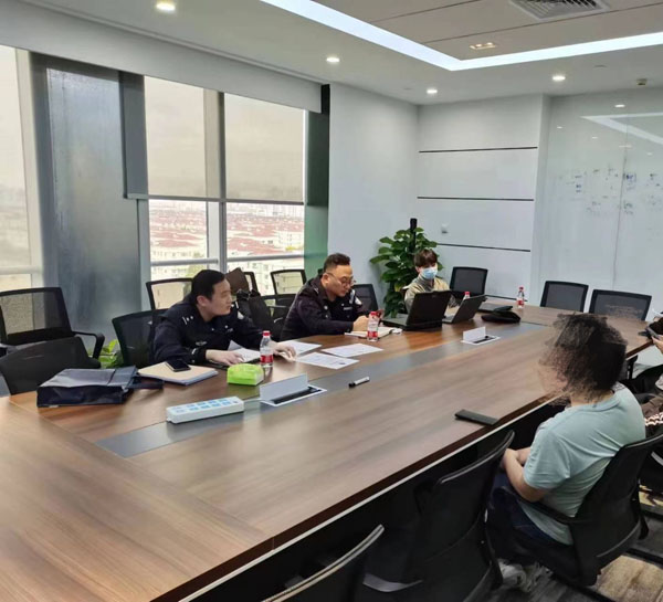图说:警方约谈违规企业负责人 警方供图