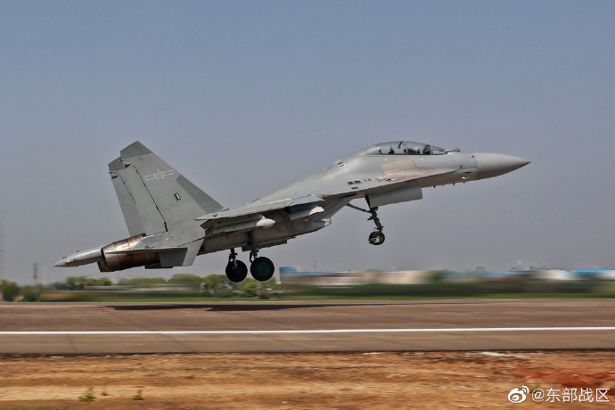 图片说明:歼-16战机起飞 东部战区图
