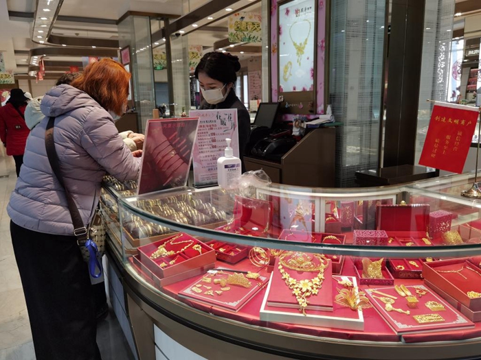 2023年3月底,消费者在北京的国华商场选购黄金饰品.