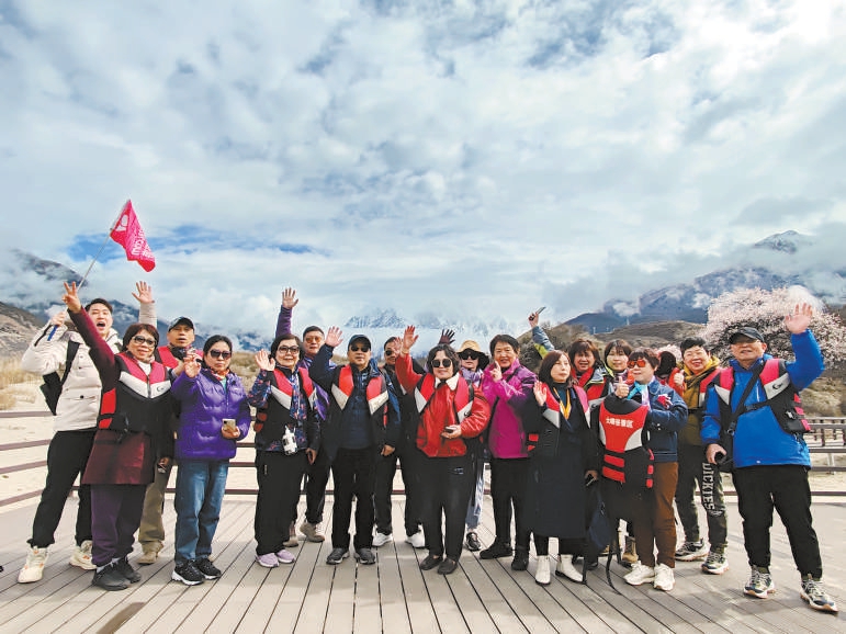 老年人旅游不再只图便宜 玩法更多样旅行方式年轻化