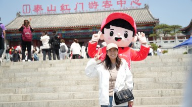 泰山景区游客与京东小哥人偶合影留念