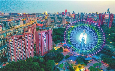 5月7日,万泉公园88米摩天轮在led灯的点缀下多彩绚丽,美轮美奂.