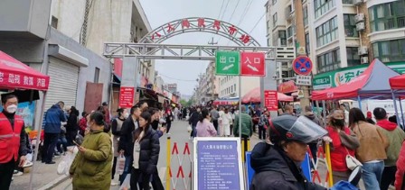 八大局便民市场五一期间人头攒动