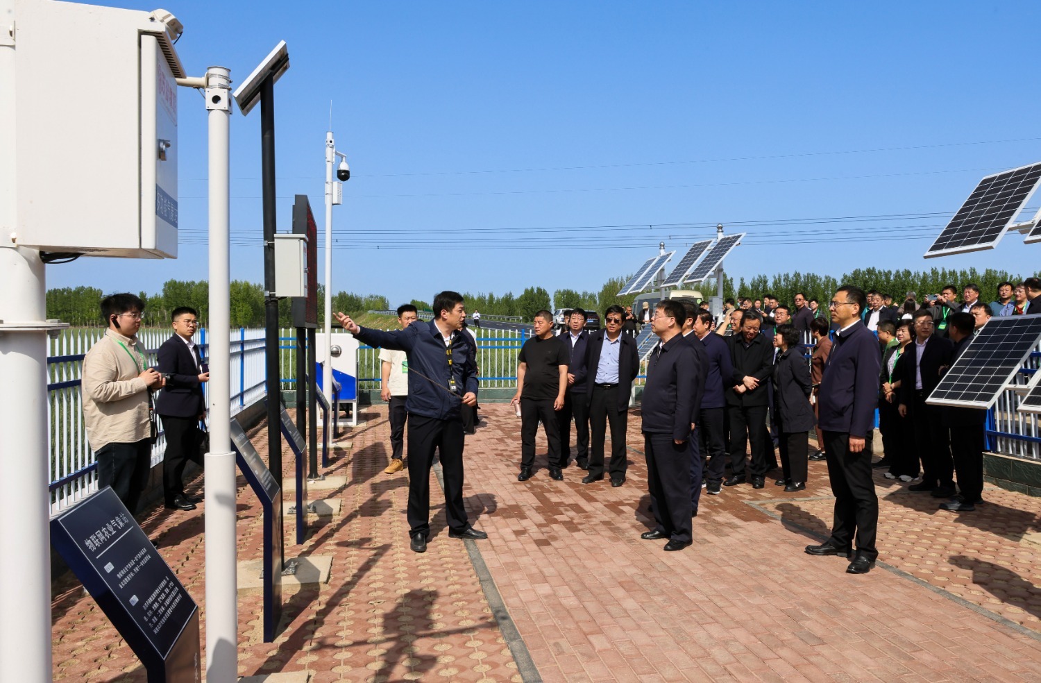 图为与会人员到定兴县姚村镇辛木区域高标准农田示范区气象站进行观摩