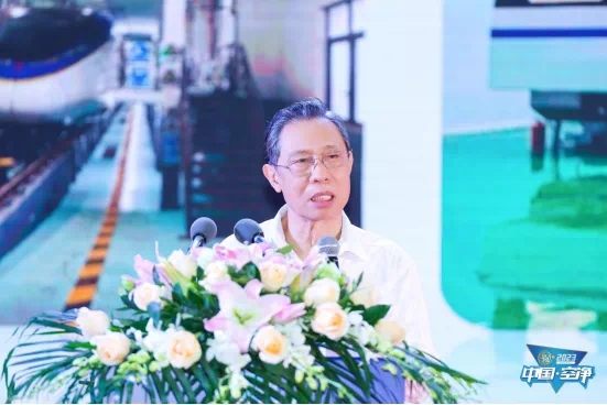 (图:中国工程院院士、中国品牌建设室内空气净化品牌集群主席钟南山 演讲)