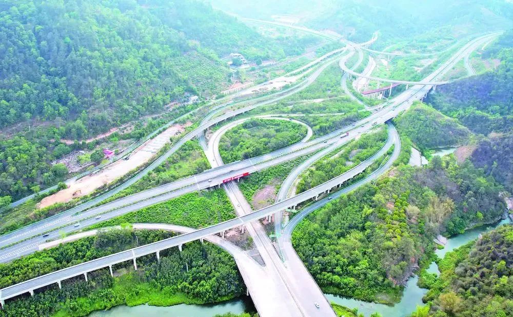 汕昆高速永乐枢纽互通. □本报记者 周福宁 摄
