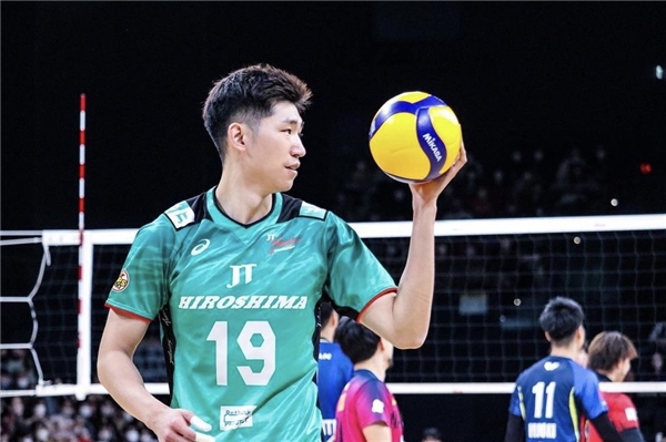 逆风飞翔成"江川",中国男排队长首个留洋赛季收获满满|江川|日本|中国