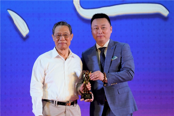 (图:钟南山院士为骏丰公司执行总裁苗春辉颁发“南山奖”奖杯)