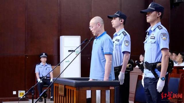 四川商投集团原副总经理黄勇受审被控贪污罪受贿罪当庭忏悔