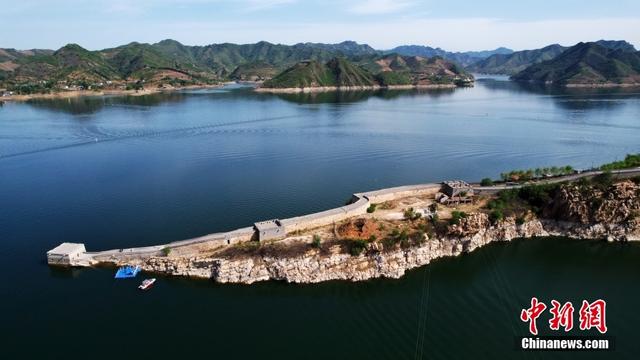 5月8日,河北省承德市宽城满族自治县境内的潘家口水库,航拍部分露出