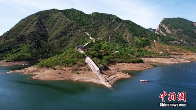 5月8日,河北省承德市宽城满族自治县境内潘家口水库的"水下长城",市民