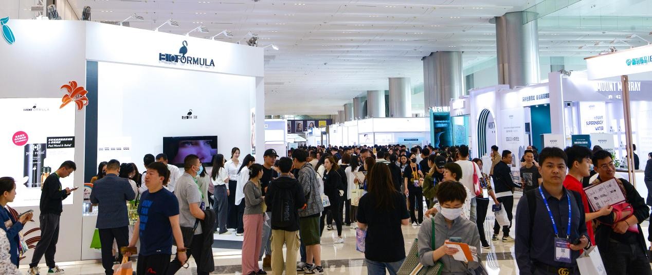 （百肤谜的新品发布，现场人潮涌动，数万人次前往参观、咨询）