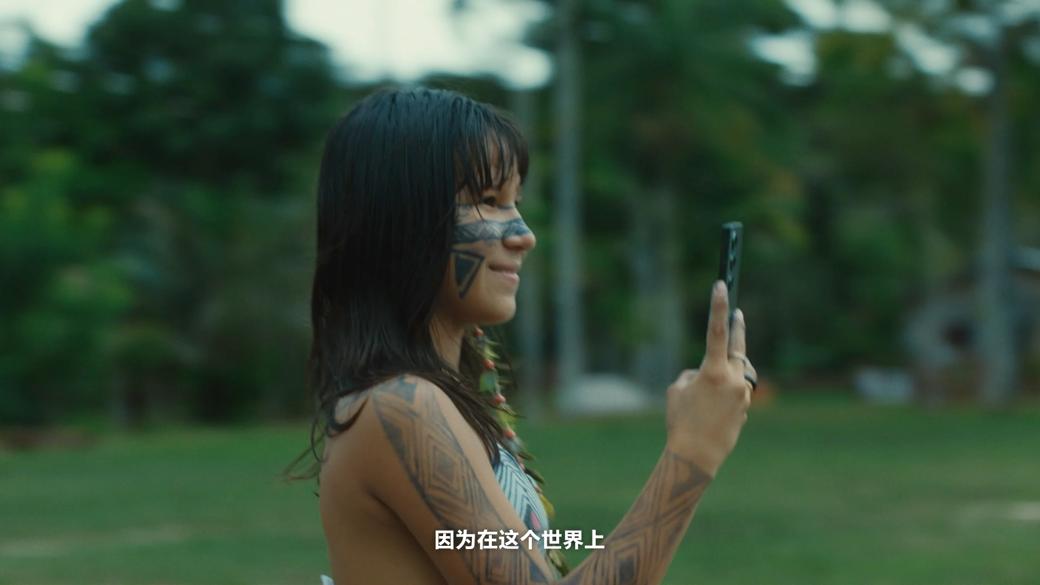 塔伊萨通过智能手机向外界介绍部落传统文化与生活方式