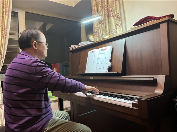 吴志清在枫锦小课学琴