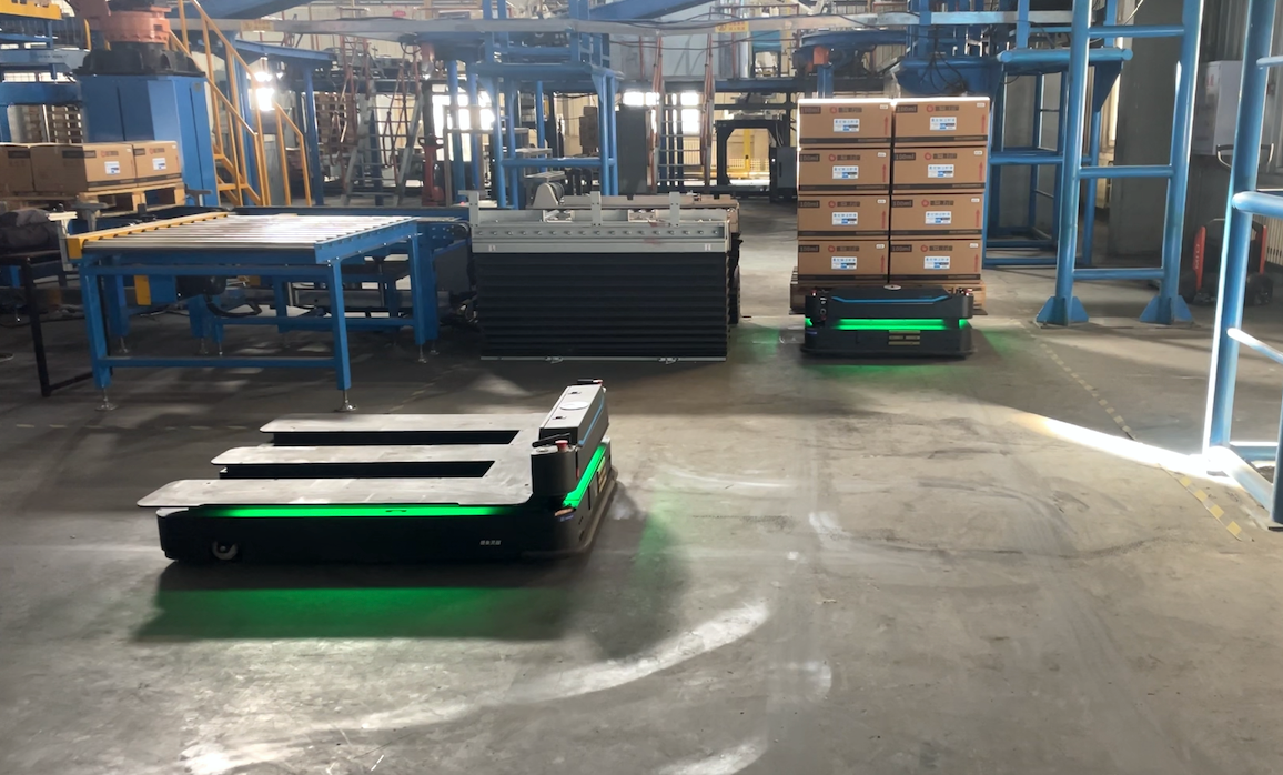 图二、三 机器人灵活对接生产线进行物料输送