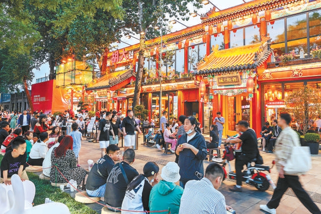 "五一"假期京城餐饮消费火热,簋街胡大饭馆门前聚满排队等位的食客.