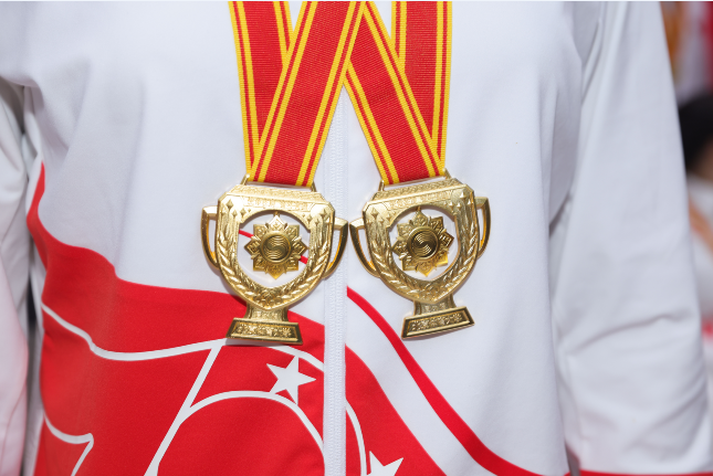 周大福匠心打造蕴含荣耀星光、冬奥雪花、胜利麦穗、冠军奖杯四大设计元素的励训金牌