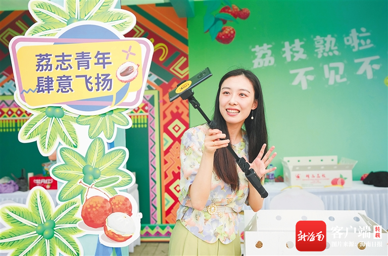 电商主播在现场直播带货.记者 王程龙 摄