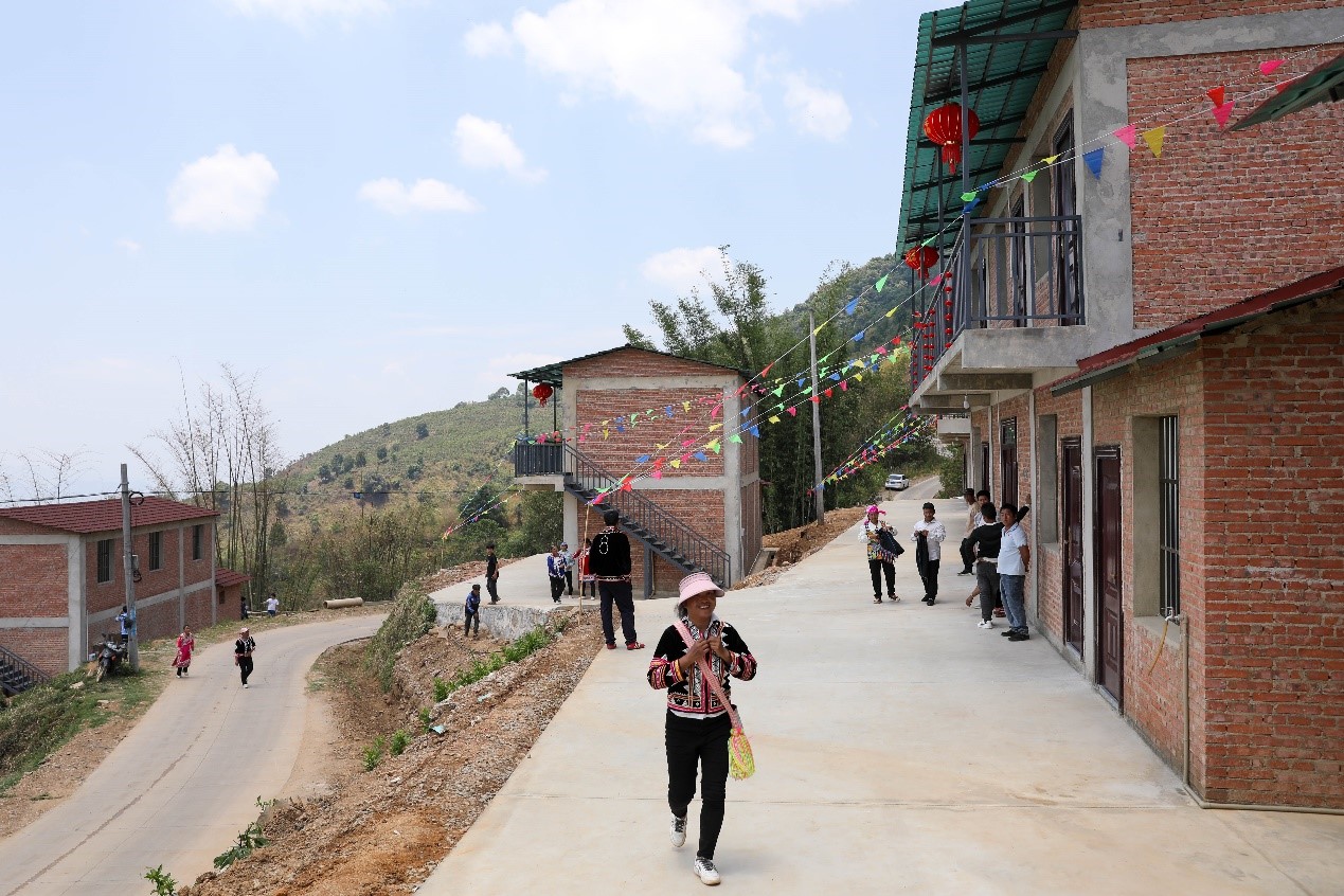 茶农李六妹接到钥匙后来看新房