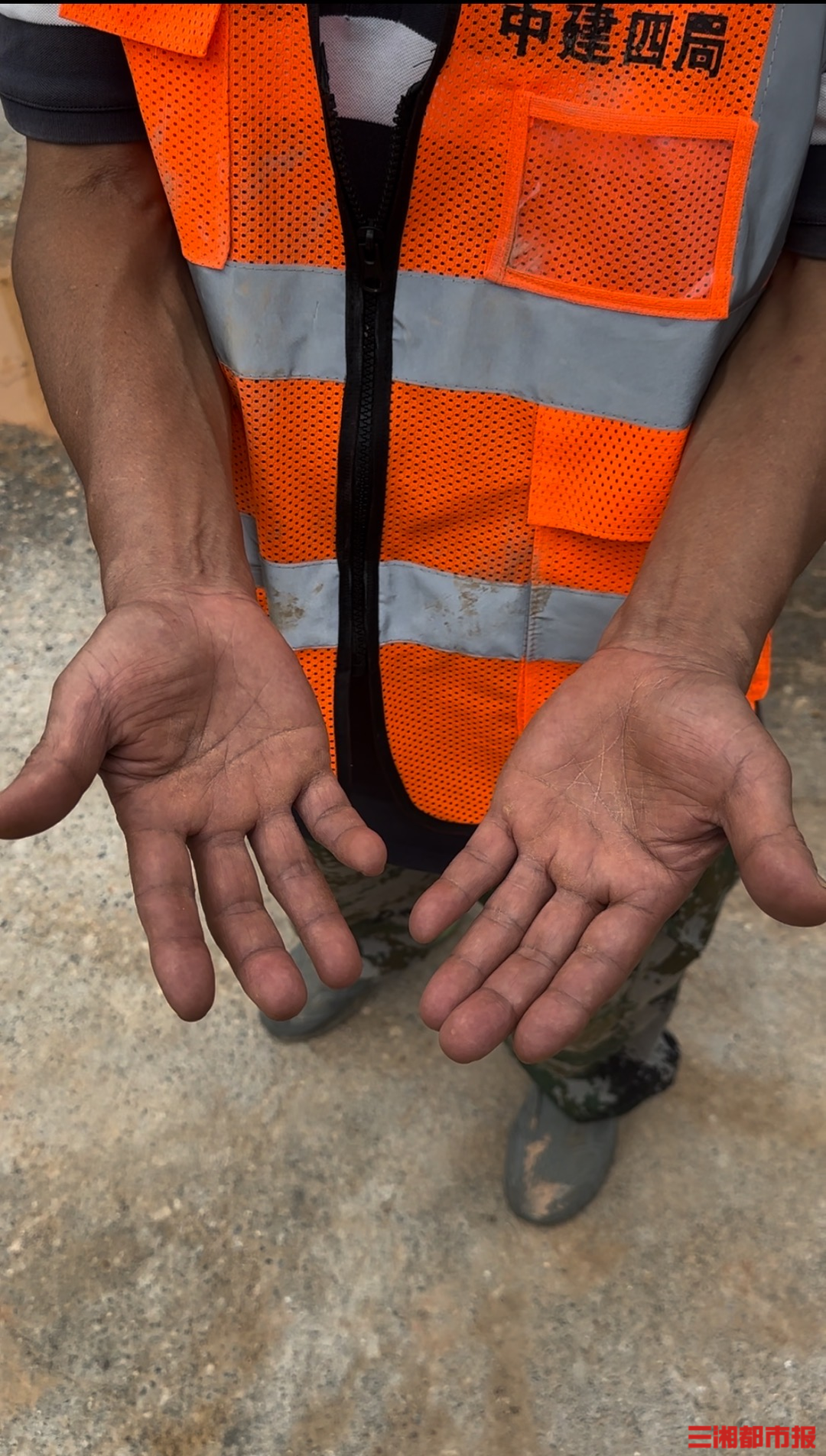 (易群林粗糙的双手.徐勉 供图)