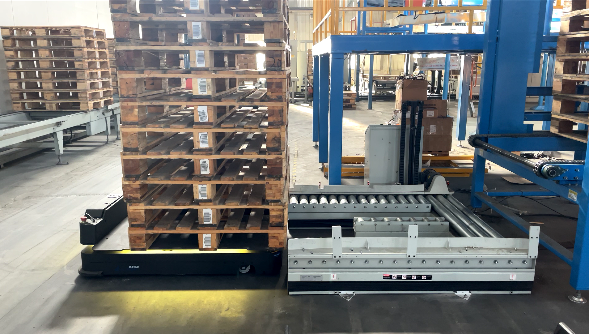 图二、三 机器人灵活对接生产线进行物料输送