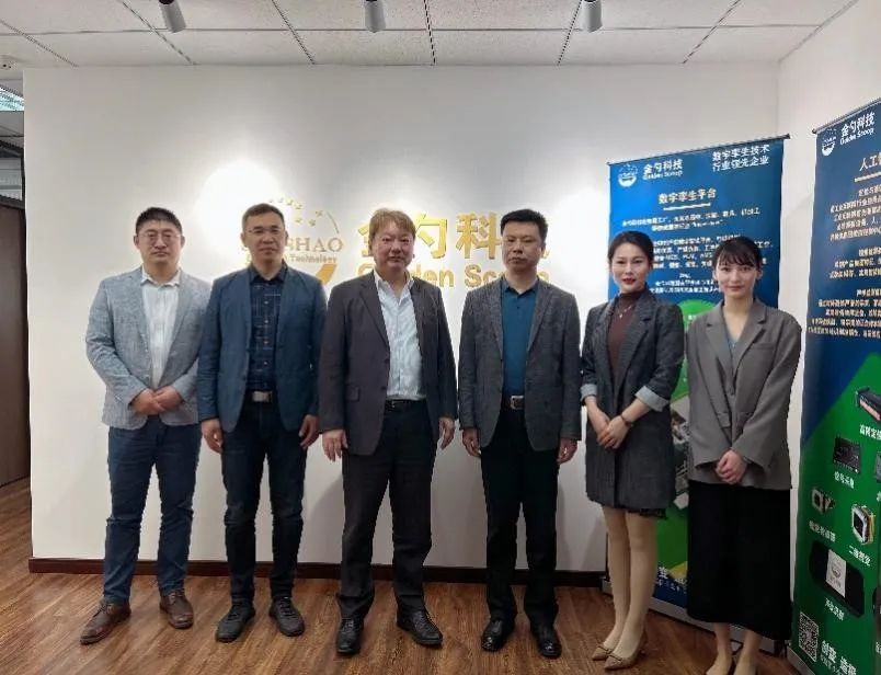 左一：艾宾信息技术开发（大连）TI 部门高级经理 邢纯洁?