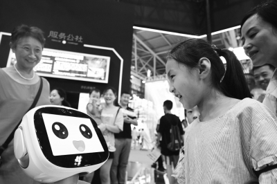     小朋友在智博会上与智能机器人互动。新华社记者 王全超 摄