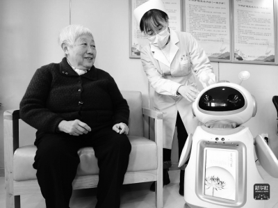     在合肥市庐阳区大杨镇清源社区智慧养老服务中心，护士为老人介绍智能机器人的使用方法。