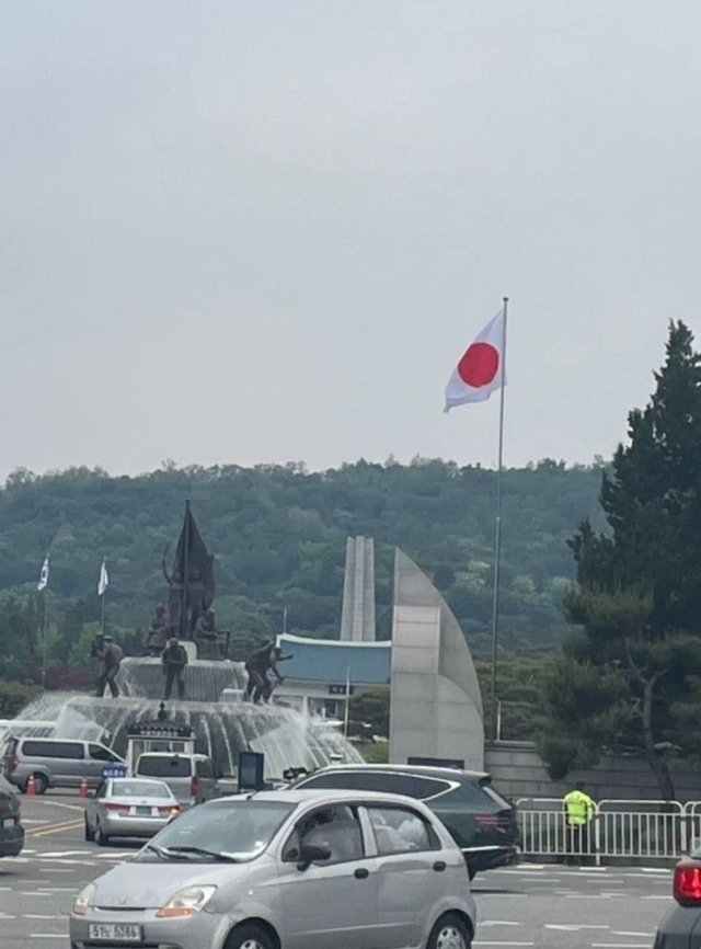 新闻中心岸田来时韩国显忠院升起日本国旗，韩在野党人士：“实在令人哀叹”