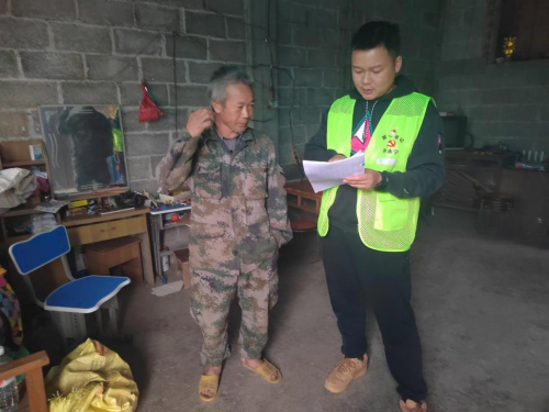 （中国人寿财险广西分公司派驻驻村第一书记许永宁到监测户中了解情况）