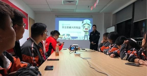 (高警官正在进行安全培训宣讲)