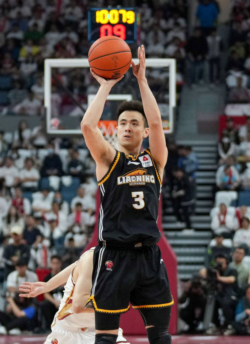 5月8日,辽宁队球员赵继伟在比赛中投篮.新华社记者 孟永民 摄