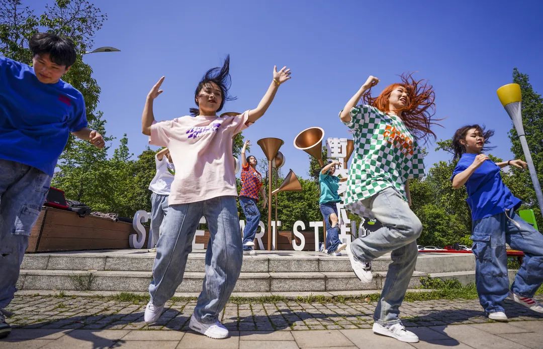 钢琴广场街头艺术站,年轻人活力十足.记者 刘震 摄