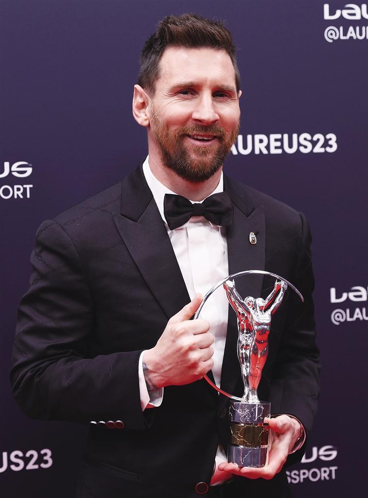 梅西(下),弗雷泽·普莱斯(中),谷爱凌(上)展示奖杯 新华社照片