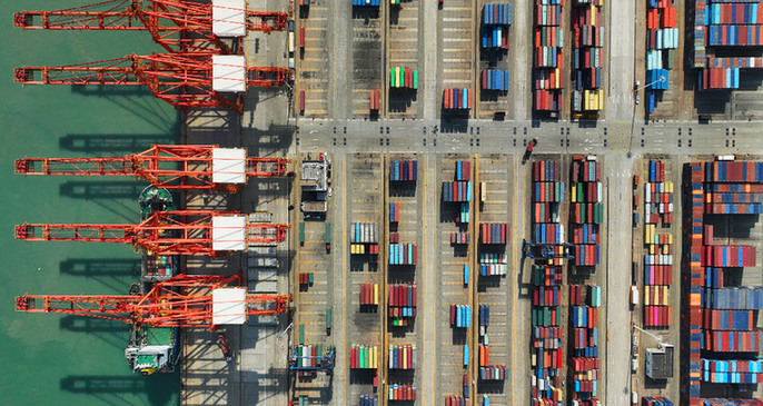五月九日，在江苏连云港港集装箱码头，货轮进行集装箱装卸作业（无人机照片）。新华社发（耿玉和摄）