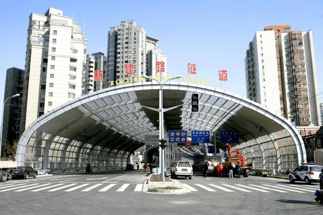 新建路隧道浦西段北起海伦路海拉尔路,沿新建路穿越周家嘴路,东余杭路